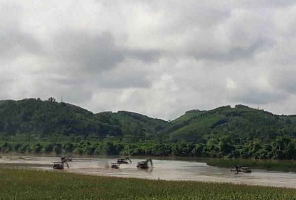Hiện tượng khai thác cát trái phép trên sông Lam diễn ra hết sức phức tạp