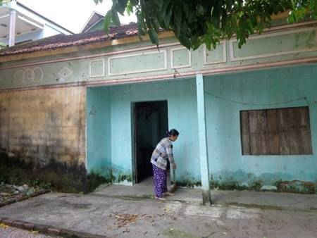 Bà Nguyễn Thị Thuận vẫn thường xuyên quyết dọn ngôi nhà trên mảnh đất của mình