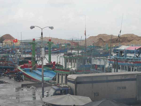 Công ty CP Tân Cảng Quy Nhơn đổ đá, xà bần xuống biển gây cản trở tàu thuyền ra vào tại Cảng cá Quy Nhơn 