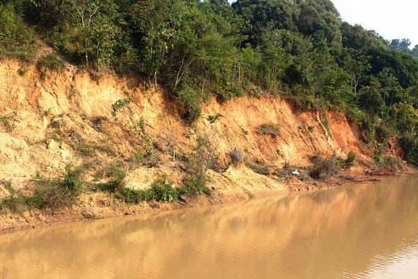 Tình trạng sạt lở đất là một trong những nguyen nhân khiến nước hồ bị vẩn đục