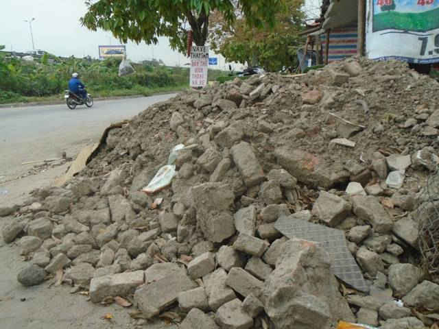 Núi phế thải chiếm chọn vỉa hè chân cầu Thanh Trì, phường Lĩnh Nam, quận Hoàng Mai, thành phố Hà Nội