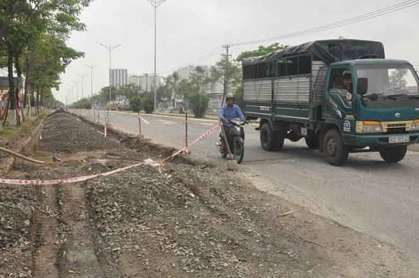 Tuyến đường số 2 tại KCN Hòa Khánh thi công đã gần 6 tháng nhưng việc sửa chữa chỉ mới đào bóc lớp nhựa mặt đường và cấp phối đá dăm tại 2 vị trí rồi để đó