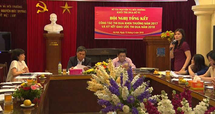 Bà Nguyễn Thị Yến, Phó Vụ trưởng Vụ Thi đua khen thưởng và Tuyên truyền phát biểu tại Hội thảo