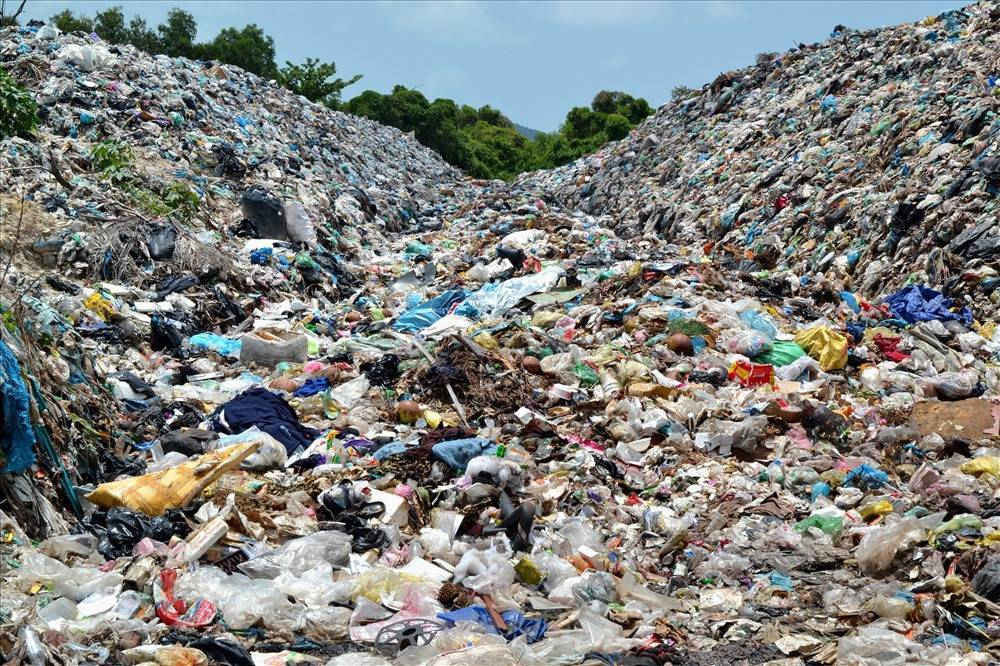 2 Kinh hoàng bãi rác như núi giữa lòng Phú Quốc