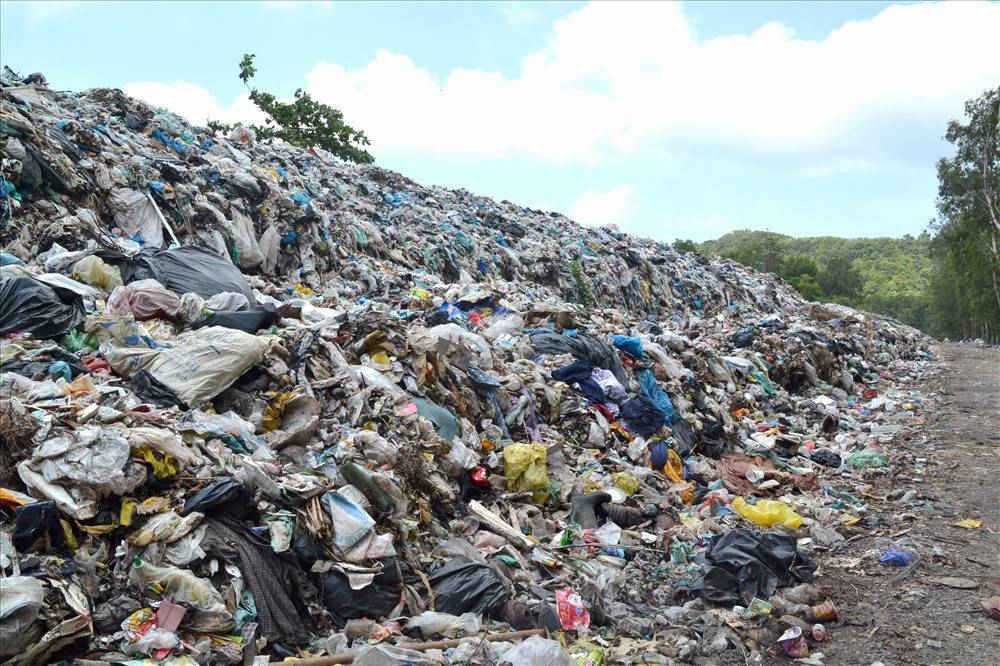 5 Kinh hoàng bãi rác như núi giữa lòng Phú Quốc