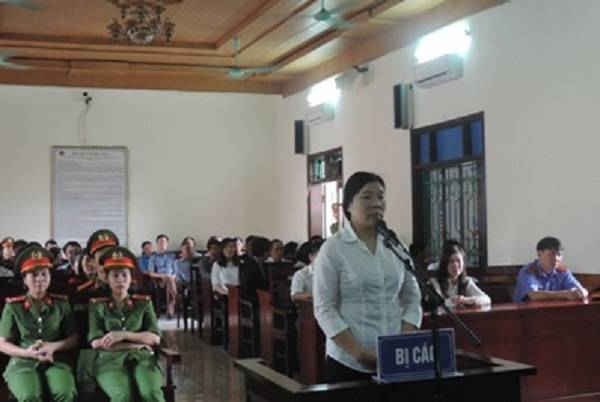 Đối tượng Trần Thị Xuân thú nhận hành vi vi phạm pháp luật tại phiên tòa