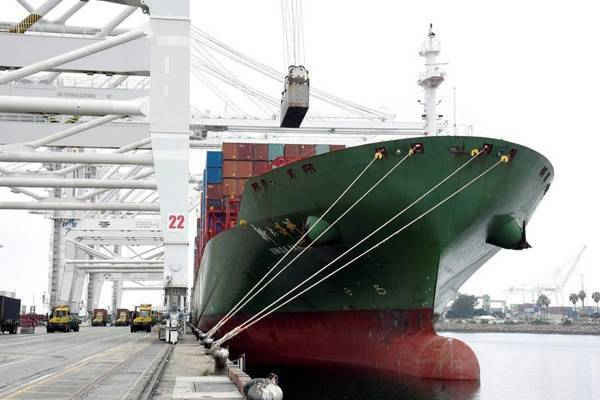 Container vận chuyển đang chất hàng hóa lên tàu Xin Da Yang Zhou từ Thượng Hải, Trung Quốc tại cầu cảng Pier J ở Long Beach, California, Mỹ vào ngày 4/4/2018. Ảnh: Bob Riha Jr