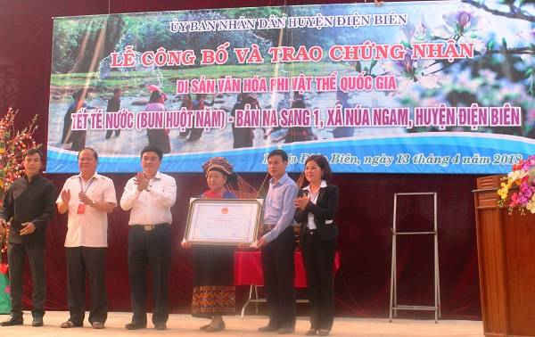 Ông Lê Văn Quý, Phó Chủ tịch UBND tỉnh Điện Biên trao chứng nhận Di sản Văn hóa phi vật thể Quốc gia cho người dân bản Na Sang 1.