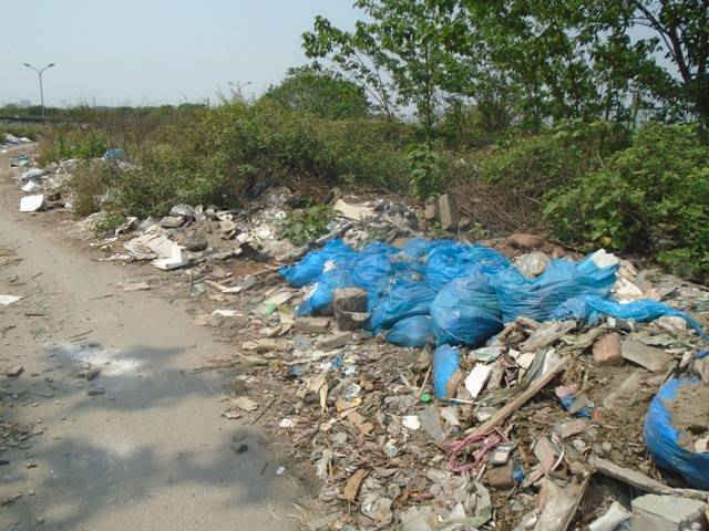Bên cạnh phế thải là rác thải sinh hoạt bừa bãi cũng trên mặt đường hầm chui Đại học Thành Tây