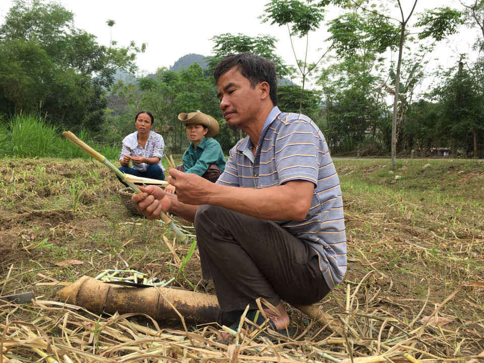 ​​Anh Nguyễn Văn Thành đang tâm sự về việc cả gia đình anh phải sử dụng nguồn nước ô nhiễm.