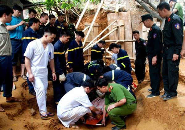 Các lực lượng chức năng tỉnh Lào Cai đã kịp thời có mặt để tìm kiếm và đưa các nạn nhân đi cấp cứu. 