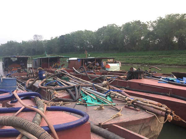4 thuyền khai thác cát trái phép ở thôn Quang Biểu 2, xã Vĩnh Hòa