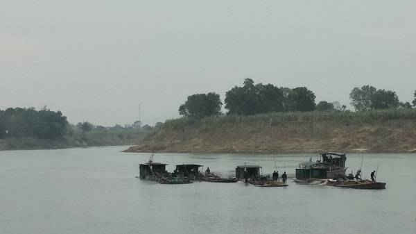 Các thuyền khai thác cát trái phép ở khu vực ngã ba sông Mã và sông Bưởi