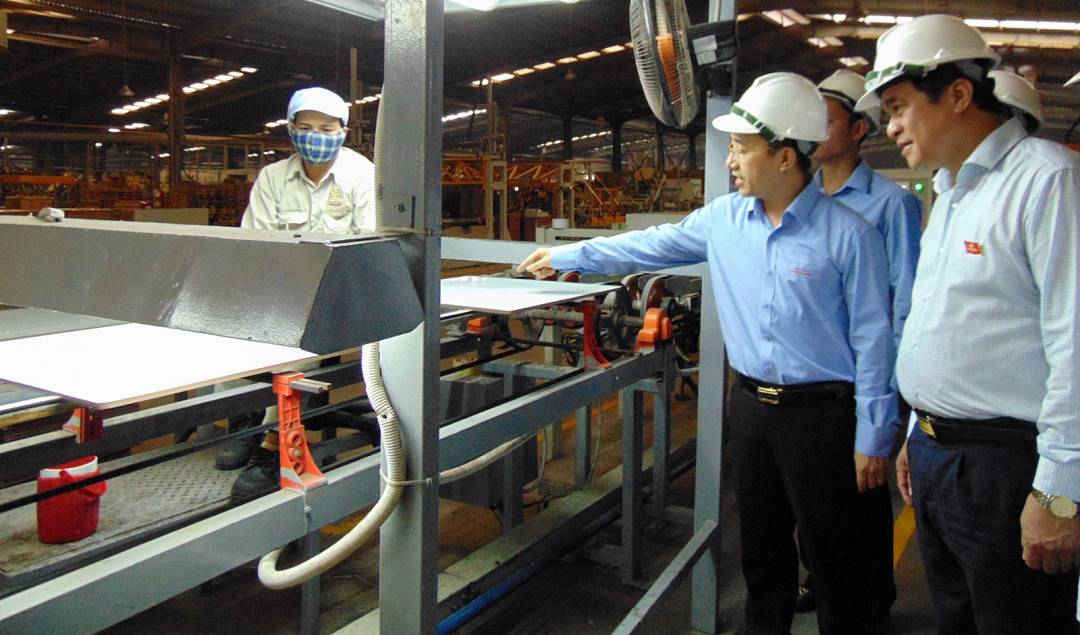 Ông Phan Việt Cường tham quan hoạt động sản xuất tại Công ty Prime