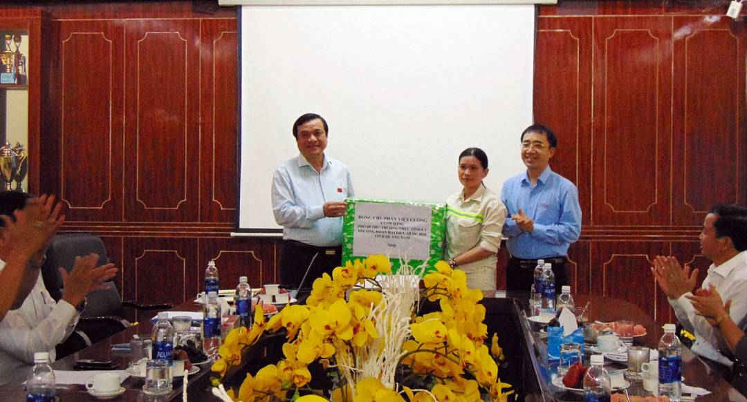 Ông Phan Việt Cường tặng quà cho cán bộ công nhân viên Công ty Prime