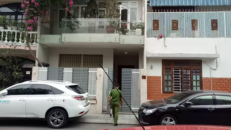 Tại nhà ông Văn Hữa Chiến ở đường Ba Đình (quận Hải Châu, TP. Đà Nẵng), nhiều cảnh sát đã vào bên trong căn nhà