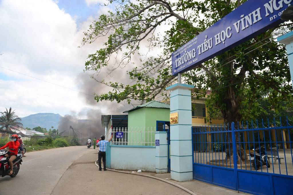1-Hiện trường vụ cháy dữ dội khiến 500 học sinh phải nghỉ học