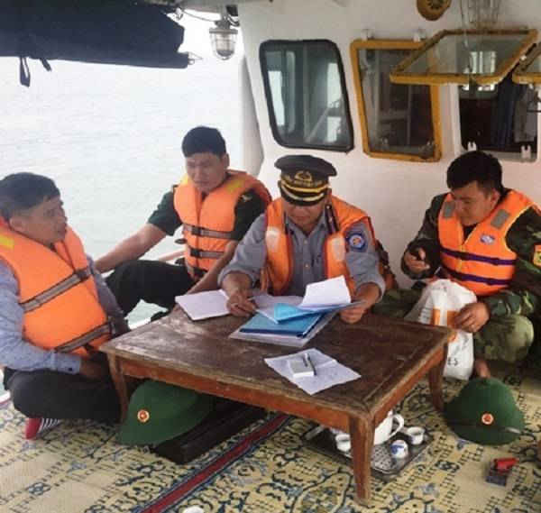 Lực lượng chức năng lập biên bản 2 tàu cá đánh bắt giã cào(Ảnh BĐBP cung cấp)
