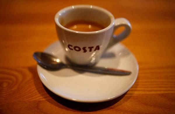 Một ly cà phê espresso được chụp trên bàn tại một cửa hàng chi nhánh của Costa Coffee gần Manchester, Anh vào ngày 5/5/2017. Ảnh: Phil Noble