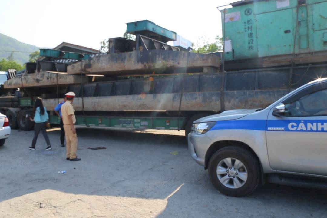 CSGT chặn đứng các xe chở quá tải... của Công ty Hải Sơn