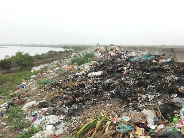 Biển báo cấm không có ở khu vực đổ rác ở ven sông Yên.