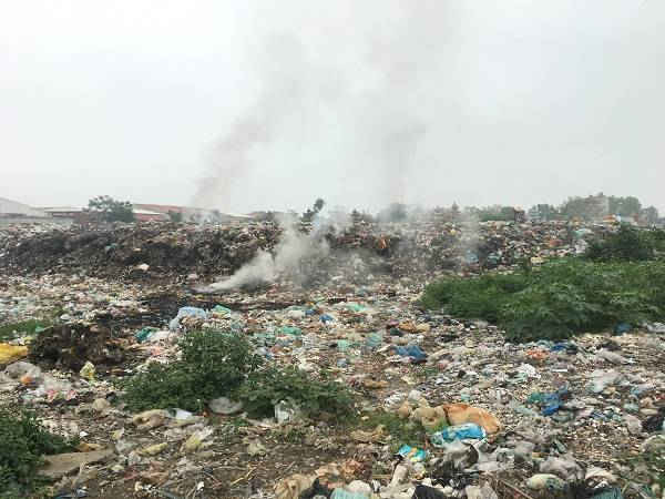 Bãi tập kết rác thải của xã Hải Châu đang cháy âm ỉ, bốc lên mùi khét khó 