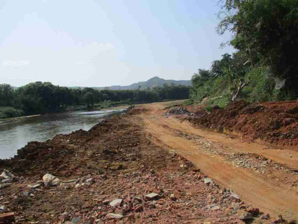 Doanh nghiệp tư nhân xây dựng Trường Vũ đổ xà bần, đất xuống sông Kim Sơn để làm đường vận chuyển cát