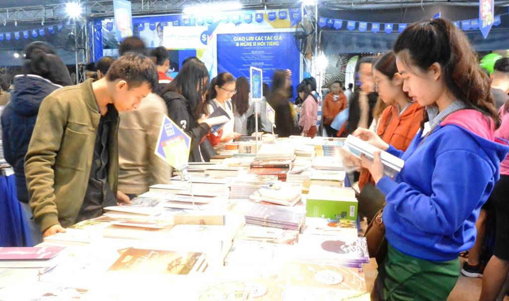 Rất đông bạn trẻ đến đọc sách và mua sách tại ngày hội 