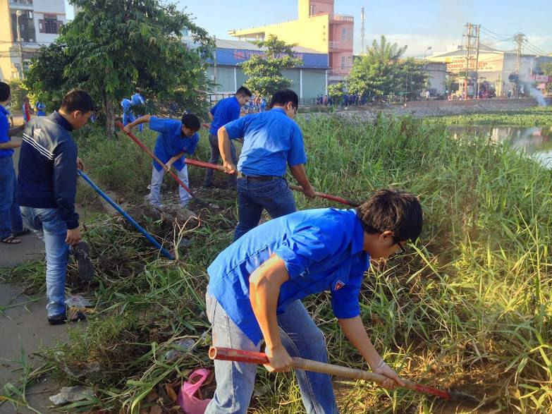 Tuổi trẻ quận Thanh Khê ra quận dọn vệ sinh môi trường