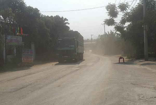 Xe tải gây ô nhiễm môi trường ở thôn Thạch Nham Tây