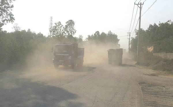 Xe tải gây ô nhiễm môi trường ở thôn Thạch Nham Tây