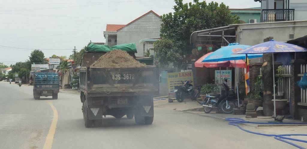 Xe tải chở cát không được che chắn đi ra QL1A cũ từ bãi tập kết của bà Lê Thị Thủy ngày 16/4