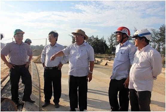 Phó Chủ tịch Thường trực UBND tỉnh Nguyễn Tăng Bính kiểm tra thực tế tại công trình xây dựng hệ thống đê bao ứng phó với biến đổi khí hậu, phát triển hạ tầng khu vực xã Tịnh Kỳ, thành phố Quảng Ngãi