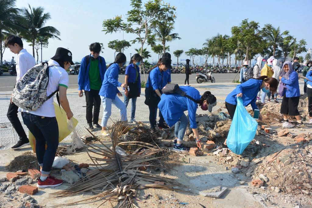 Thanh niên tham gia làm sạch bãi biển