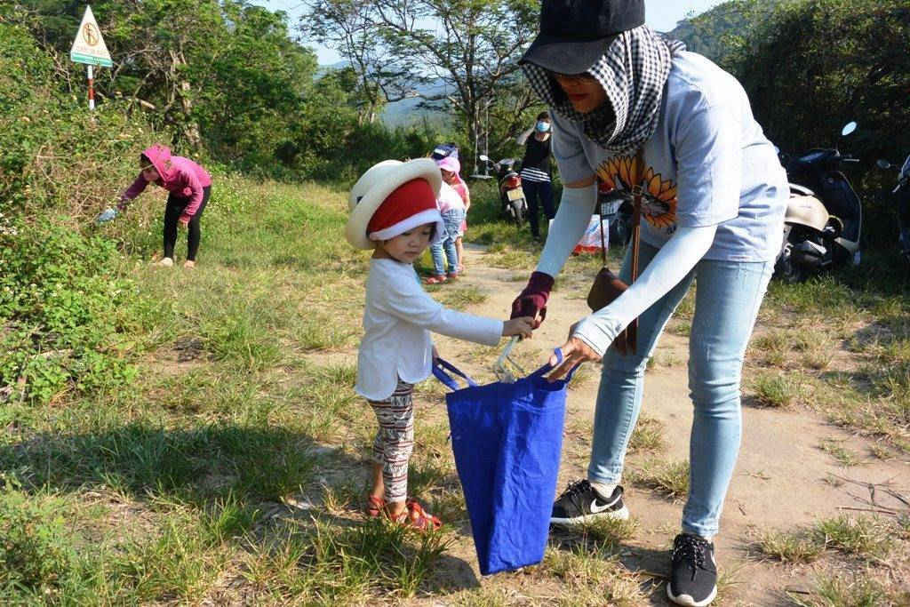 Nhiều bạn trẻ, cha mẹ và trẻ em tham gia dọn rác tại bán đảo Sơn Trà