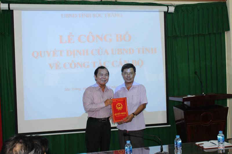 chú thích ảnh ông Nguyễn Hùng Anh (bên phải) nhận quyết định bổ nhiệm chức vụ Phó Giám đốc Sở Tài nguyên và Môi trường tỉnh Sóc Trăng