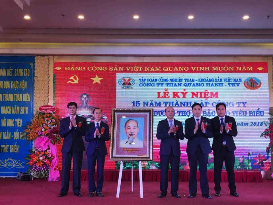 Đại diện công ty than Quang Hanh nhận ảnh Chủ tịch Hồ Chí Minh