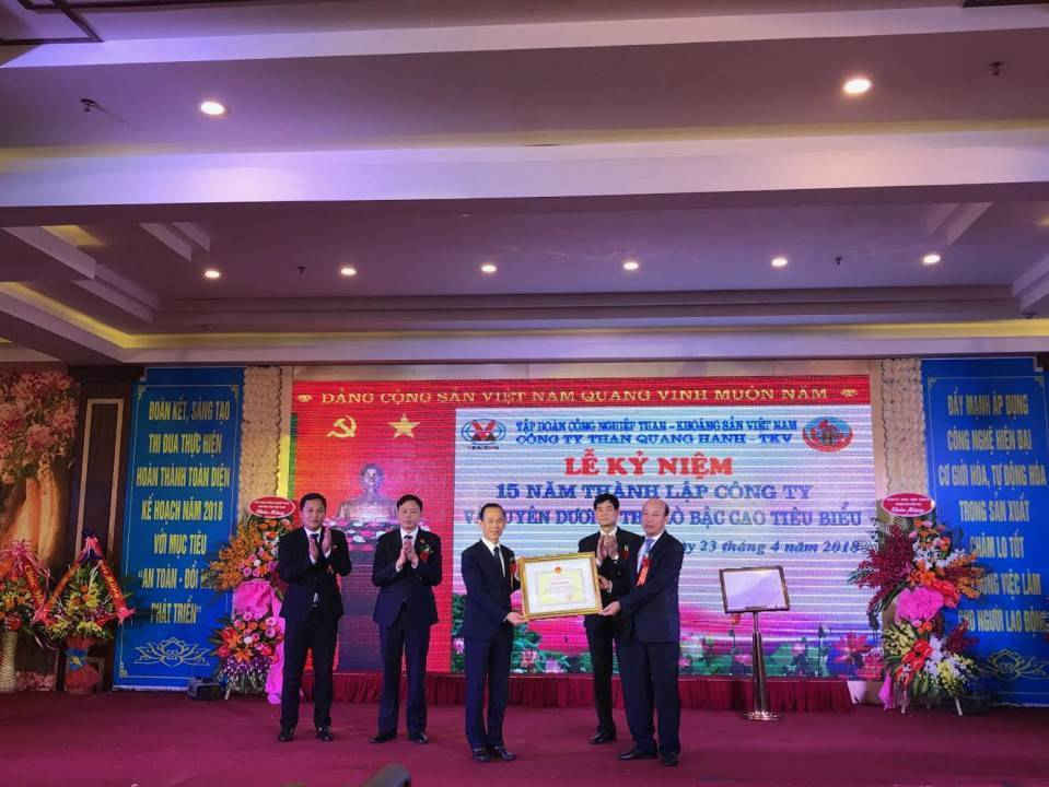 Công ty than Quang Hanh nhận bằng khen của Bộ Công thương