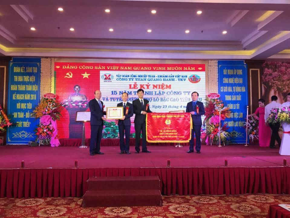 Công ty than Quang Hanh nhận bằng và cờ khen thưởng từ Tập đoàn Than - Khoáng sản Việt Nam