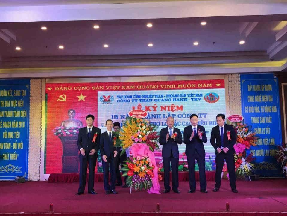 Giám đốc Nguyễn Công Chính nhận hoa chúc mừng từ Tập đoàn Than - Khoáng sản Việt Nam