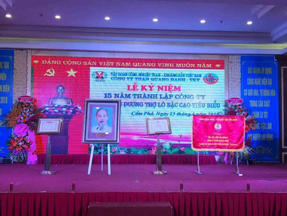 Công ty than Quang Hanh được nhận bằng và cờ khen thường, cùng ảnh Hồ chủ tịch