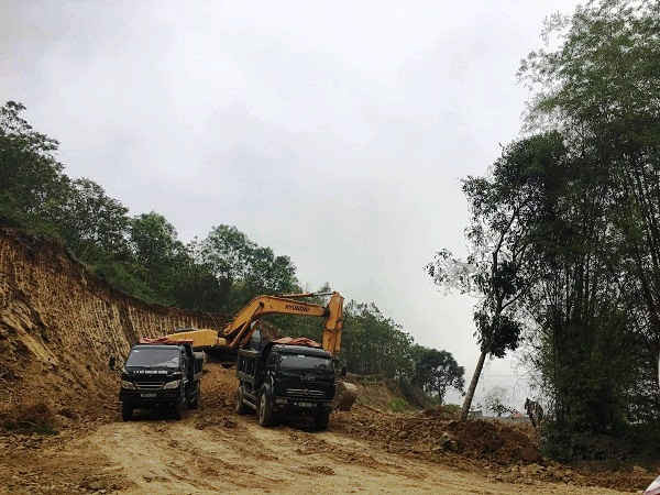 Nhà thầu thi công dự án xử lý khẩn cấp đê hữu sông Hoạt lấy đất tại Hà Lai không đúng vị trí.