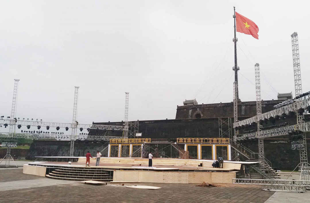 Sân khấu Festival trước Quảng trường Ngọ Môn đang được gấp rút hoàn thành