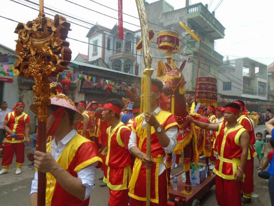 Lễ rước Thánh bằng đường bộ tại lễ hội làng Đăm