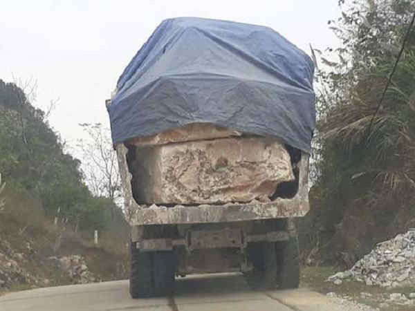 Đường vào bãi rác khi làm xong bị xe chở đá quá tải chạy từ các mỏ đá ở Thung Khẳng đi qua