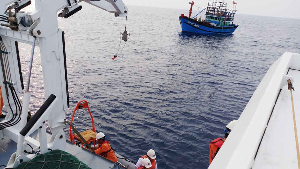 Tàu SAR 412 tiếp cận tàu cá ĐNa 90449 TS để cứu nạn ngư dân Phan Văn Giỏi