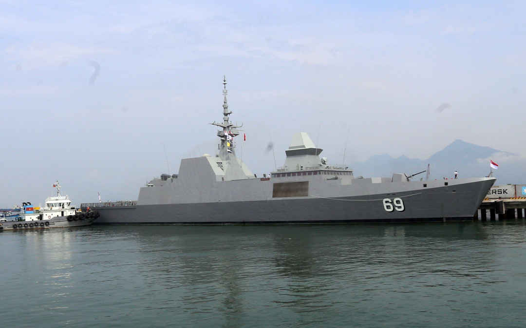 Tàu khu trục của Hải quân Singapore cập cảng Tiên Sa