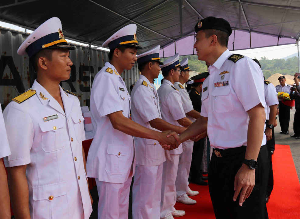 Lễ đón Sỹ quan và thủy thủ tàu khu trục của Hải quân Singapore tại cảng Tiên Sa