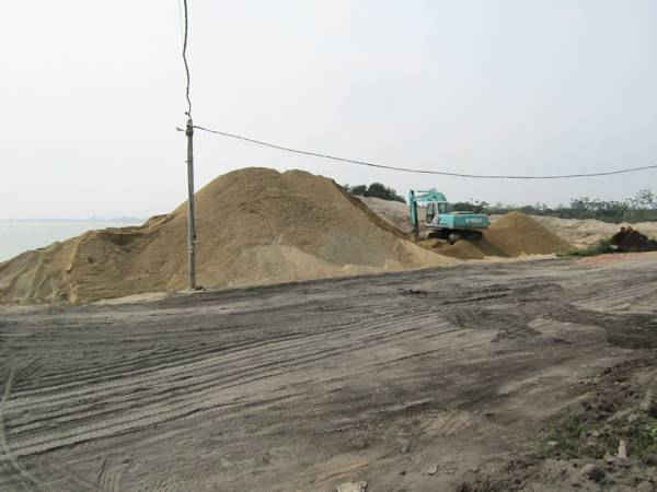 Những đống cát khổng lồ án ngữ trong bãi chứa của ông Phạm Văn Hiền