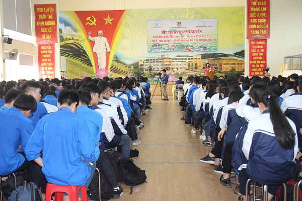 Buổi lễ mít tinh với sự tham gia của hàng trăm các em học sinh, giáo viên trường THPT chuyên Nguyễn Tất Thành